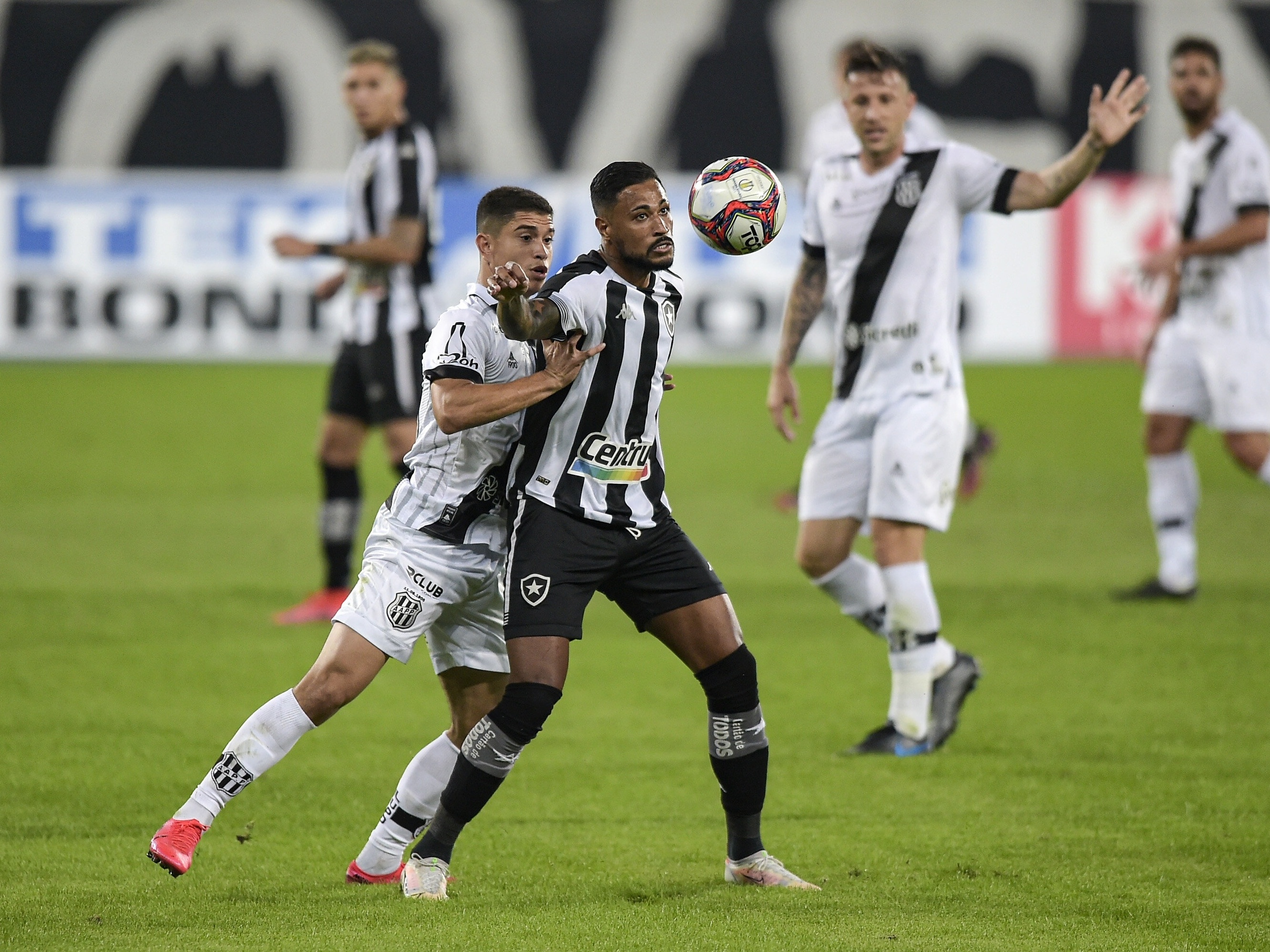 Com um a mais, Ponte Preta derruba os 100% do Botafogo-SP e vence a 1.ª na  Série B
