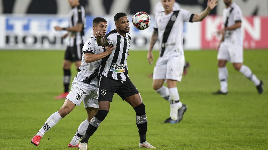 Kevin e Diego Gonçalves disputam lance em Botafogo x Ponte Preta pela Série B - ANDRÉ FABIANO/CÓDIGO19/ESTADÃO CONTEÚDO