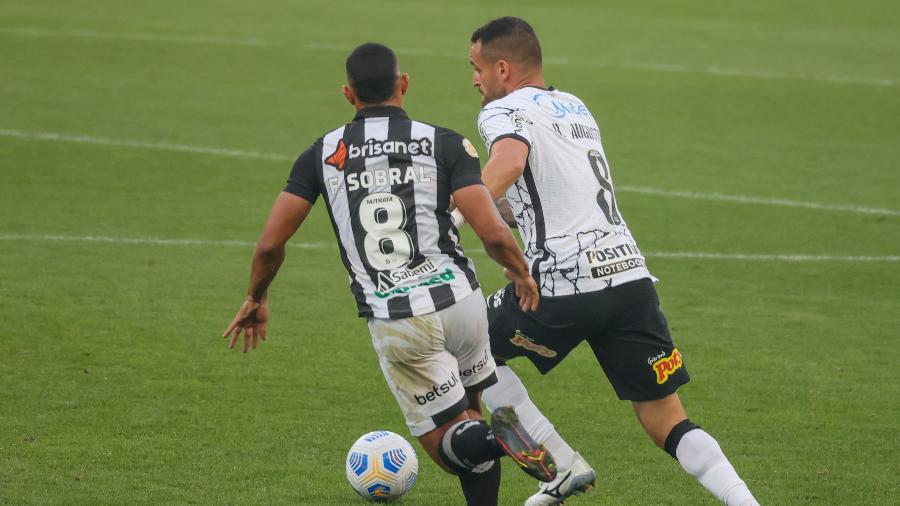 Fernando Sobral, do Ceará, corre atrás de Renato Augusto, do Corinthians - Marcello Zambrana/AGIF