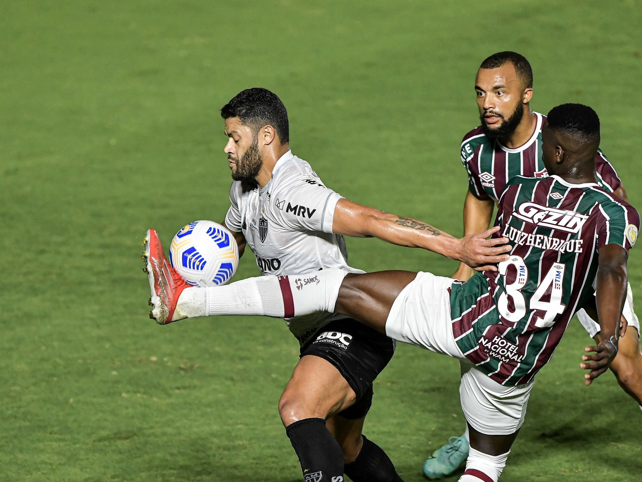 Fluminense e Galo fazem jogo movimentado, mas não tiram o zero do placar