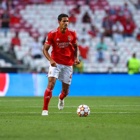 Lucas Veríssimo durante partida do Benfica - Carlos Rodrigues/Getty Images