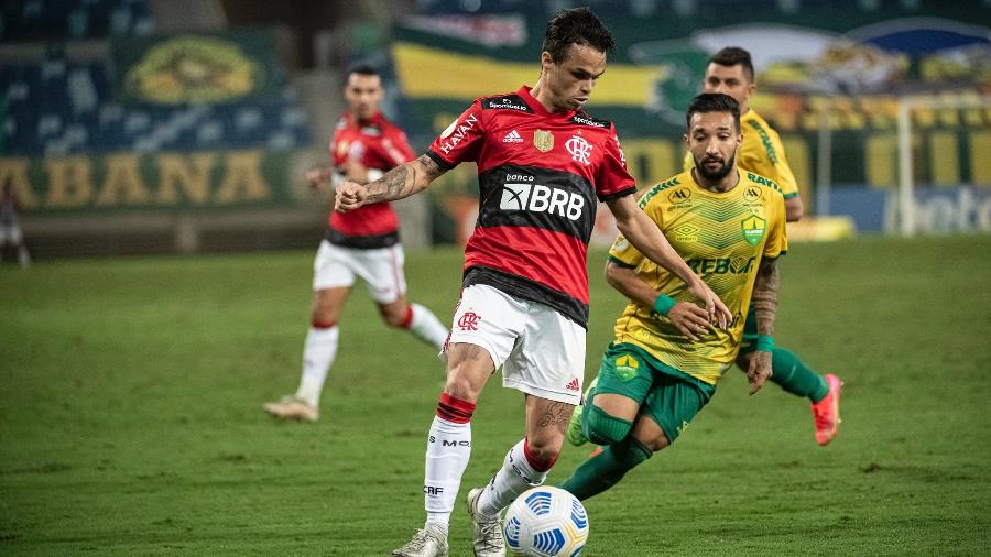Michael, do Flamengo, e Clayson, do Cuiabá, disputam a bola em duelo na Arena Pantanal, pelo Brasileiro 2021 - Alexandre Vidal / Flamengo