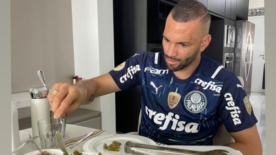 Weverton usa uniforme do Palmeiras em casa e esposa zoa - Reprodução/Instagram