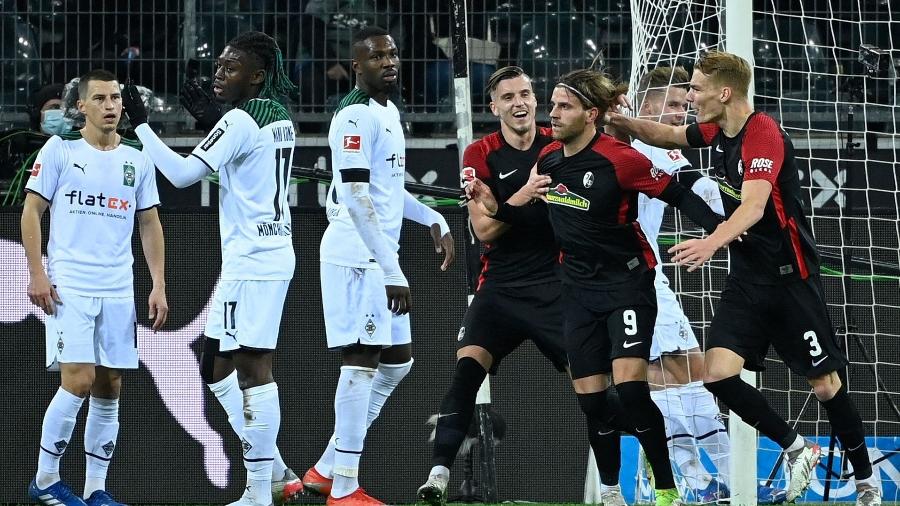 Hoeler comemora o quinto gol do Freiburg sobre o Monchengladbach - Ina Fassbender / AFP