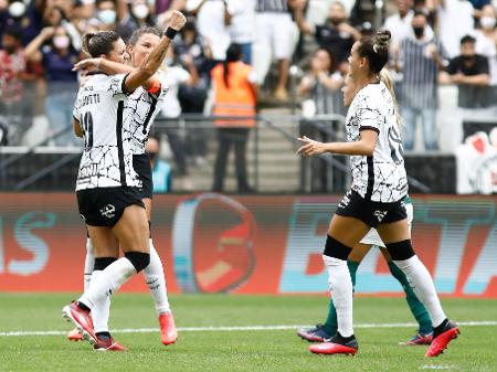 Corinthians bate o Grêmio no fim e ganha a primeira Supercopa