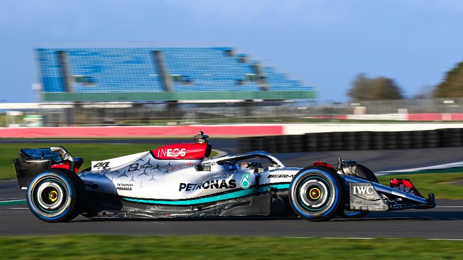 Lewis Hamilton a bordo do carro de 2022 da Mercedes - Divulgação/Daimler AG