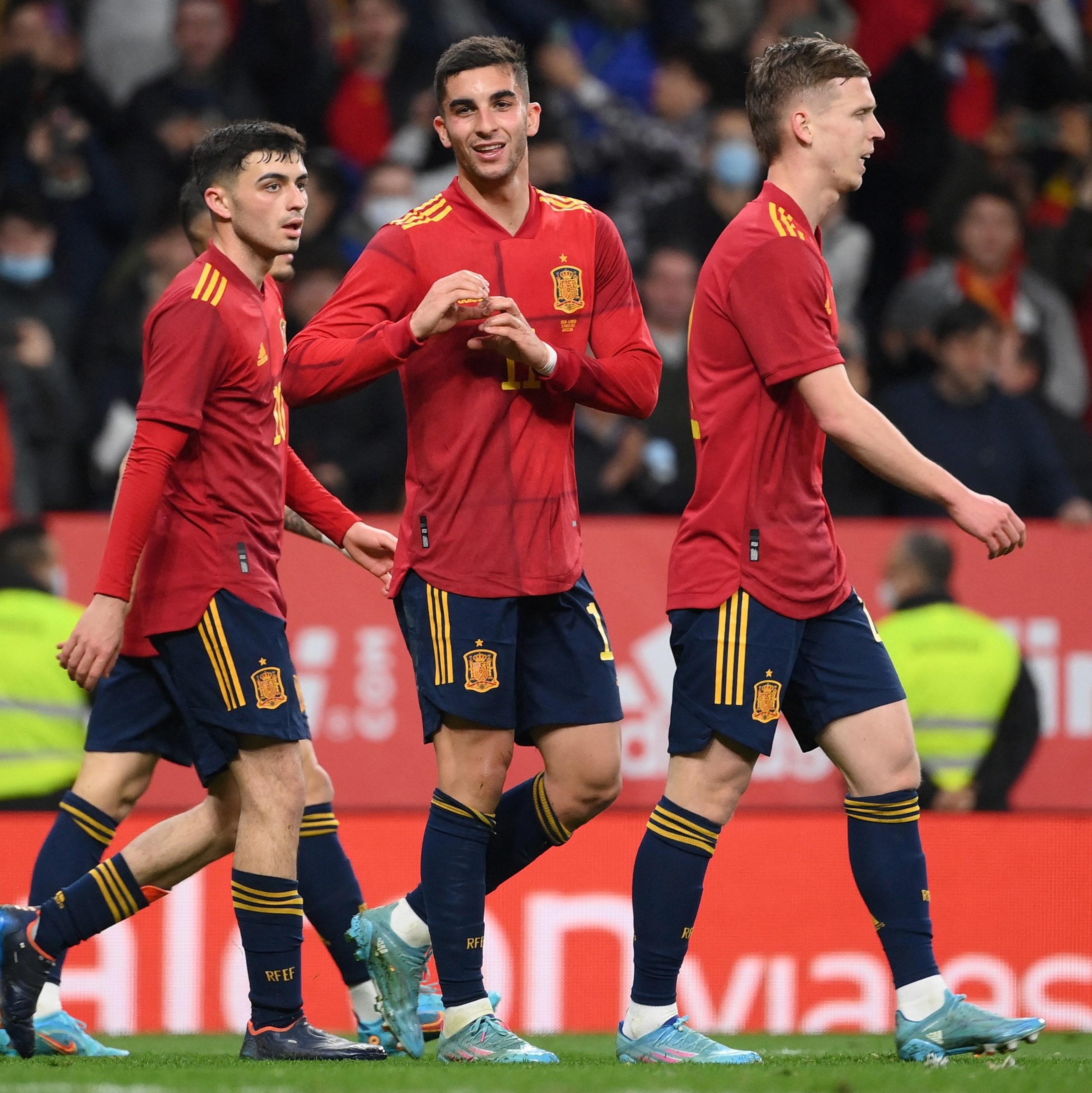 VÍDEO: Amistoso na Espanha tem goleiro jogando de atacante e