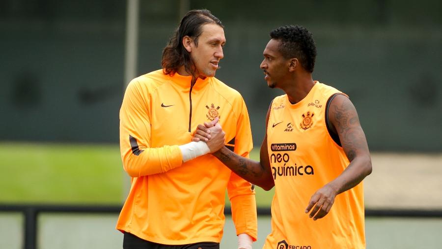 Cássio e Jô, atletas do Corinthians, se cumprimentam em treino no CT Dr. Joaquim Grava - Rodrigo Coca/Agência Corinthians