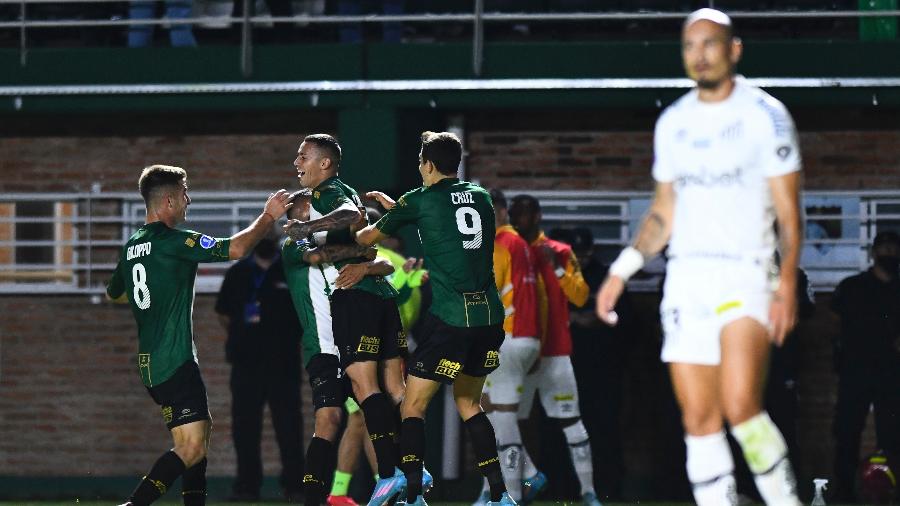 Jogadores do Banfiel-ARG comemoram gol de Urzi sobre o Santos, na estreia da Sul-Americana - Rodrigo Valle/Getty Images