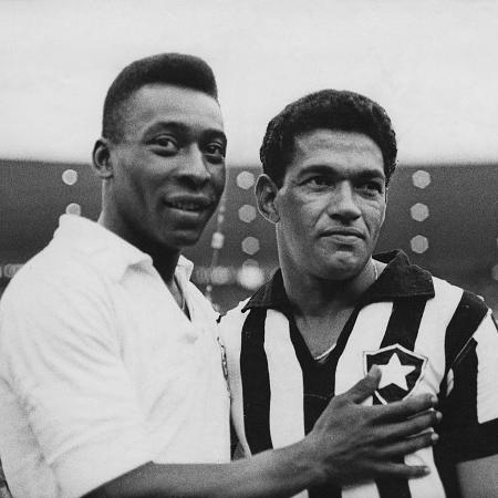 Pelé e Garrincha, em partida no Maracanã entre Santos e Botafogo, em 2 de fevereiro de 1968