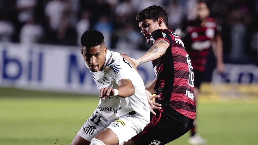 Ângelo, do Santos, disputa lance com Ayrton Lucas, do Flamengo, em jogo pelo Brasileirão - Ettore Chiereguini/AGIF