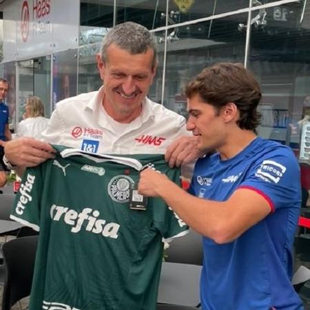 Günther Steiner recebeu uniforme das mãos de Pietro Fittipaldi, que faz parte da equipe - Fábio Seixas/UOL