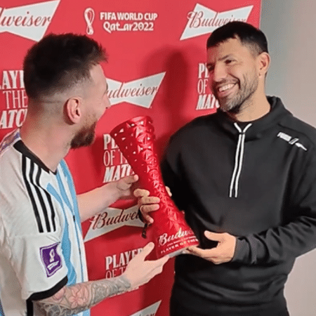 Aguero entrega prêmio de melhor jogador da partida a Messi após Argentina x Croácia, pela Copa do Mundo - Reprodução/Twitter