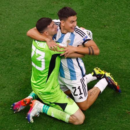 Emiliano Martínez e Dybala comemoram título da Argentina sobre a França na Copa - Peter Cziborra/Reuters