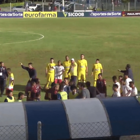 Jogadores do Madureira e do Sharjah se desentenderam após a partida - Reprodução/Paulistão Play