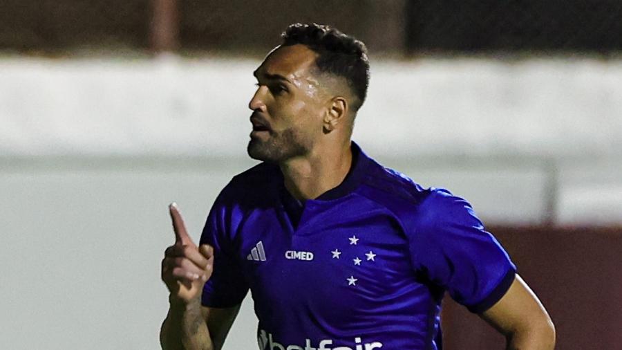 Gilberto celebra gol marcado com a camisa do Cruzeiro na partida contra o Villa Nova - Gilson Junio/AGIF