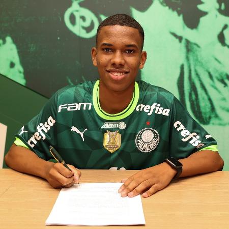 Estevão assinou seu primeiro contrato profissional com o Palmeiras - Reprodução/Twitter