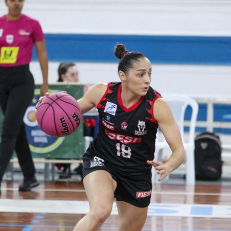 Débora Costa controla a bola em partida válida pelos playoffs da LBF