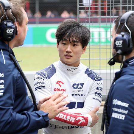 Yuki Tsunoda conversa com engenheiros da AlphaTauri no fim de semana de Silverstone