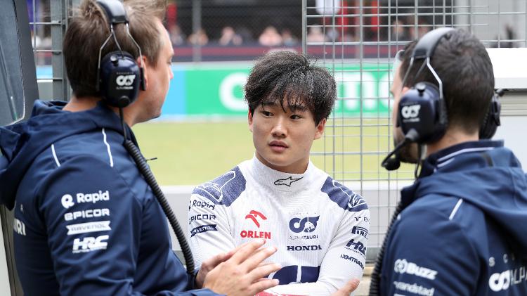 Yuki Tsunoda conversa com engenheiros da AlphaTauri no fim de semana do GP da Inglaterra