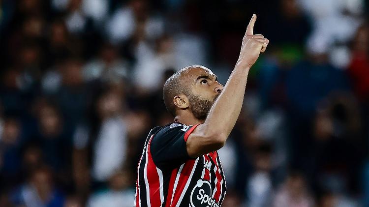 Lucas celebra gol do São Paulo sobre a LDU em partida da Sul-Americana