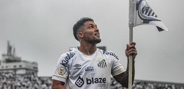 Marcos Leonardo Prioritizes Move to Europe for 2024 Window: Santos Striker Targeted by Top Brazilian Clubs and Benfica