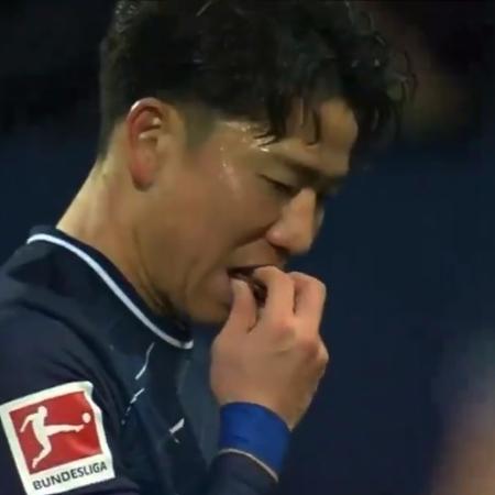 Takuma Asano come chocolate arremessado no campo em protesto da torcida