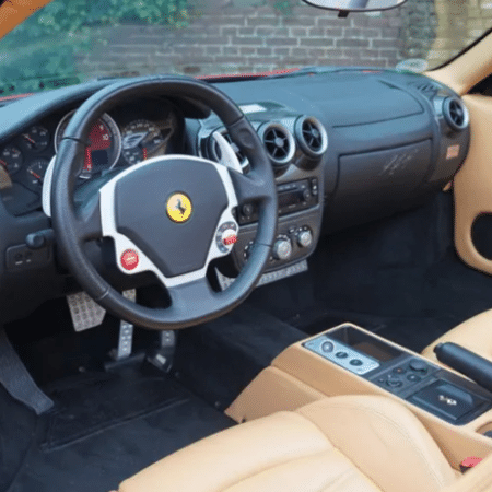 Interior da Ferrari F430 da família de Schumacher