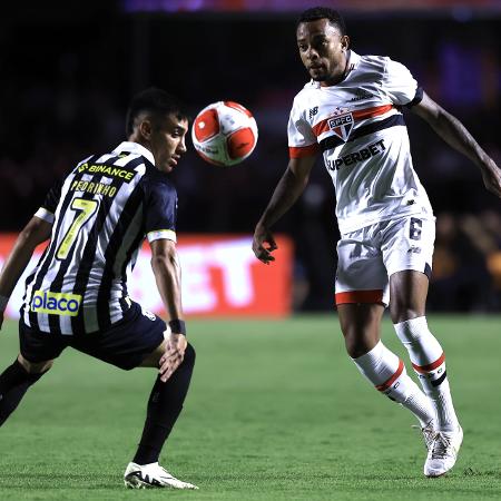 Welington (dir.), do São Paulo, durante jogo do Campeonato Paulista
