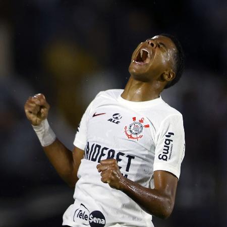 Wesley, do Corinthians, comemora seu gol contra o Botafogo-SP, pelo Paulistão