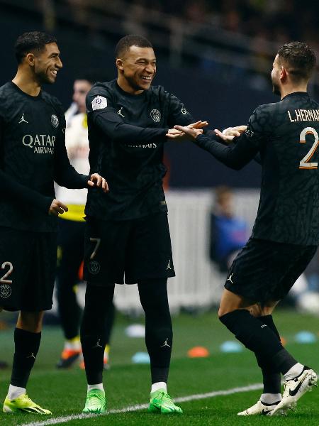 Lucas Hernández, Hakimi e Mbappé comemoram gol do PSG sobre o Nantes