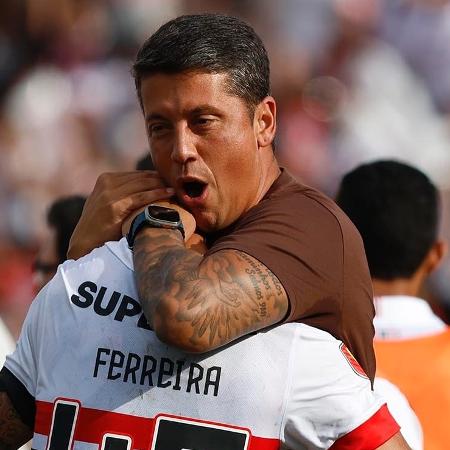 Thiago Carpini abraça Ferreira após vitória do São Paulo contra o Ituano