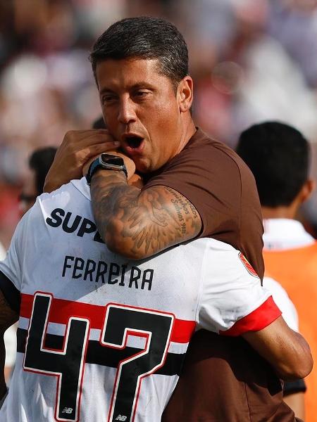 Thiago Carpini abraça Ferreira após vitória do São Paulo contra o Ituano
