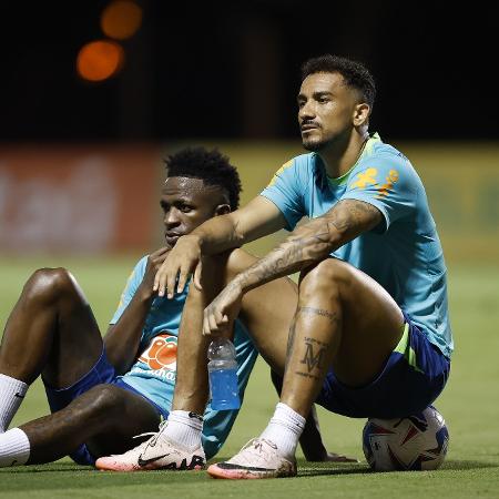 Danilo e Vini Jr. conversa em treino da seleção brasileira