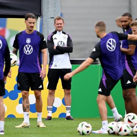 Julian Nagelsmann, técnico da seleção da Alemanha, observa jogadores durante treino na Eurocopa - Federico Gambarini/Getty