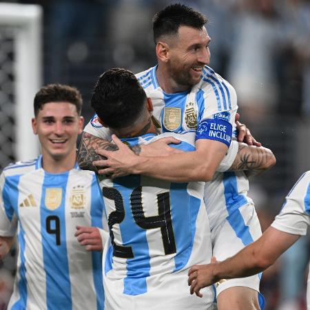 Messi é abraçado após marcar para a Argentina sobre o Canadá em partida da Copa América