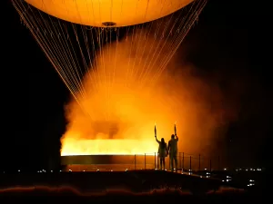 Se é proibido até fumar, como a chama olímpica é levada em aviões?