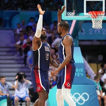 LeBron James e Kevin Durant (EUA) durante jogo de basquete contra a Sérvia nas Olimpíadas