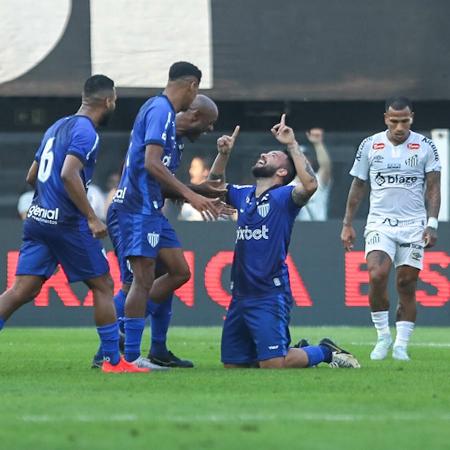 Giovanni comemora gol em Santos x Avaí, duelo da Série B