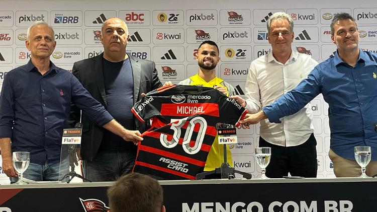 Com a camisa 30, Michael é apresentado como novo reforço do Flamengo