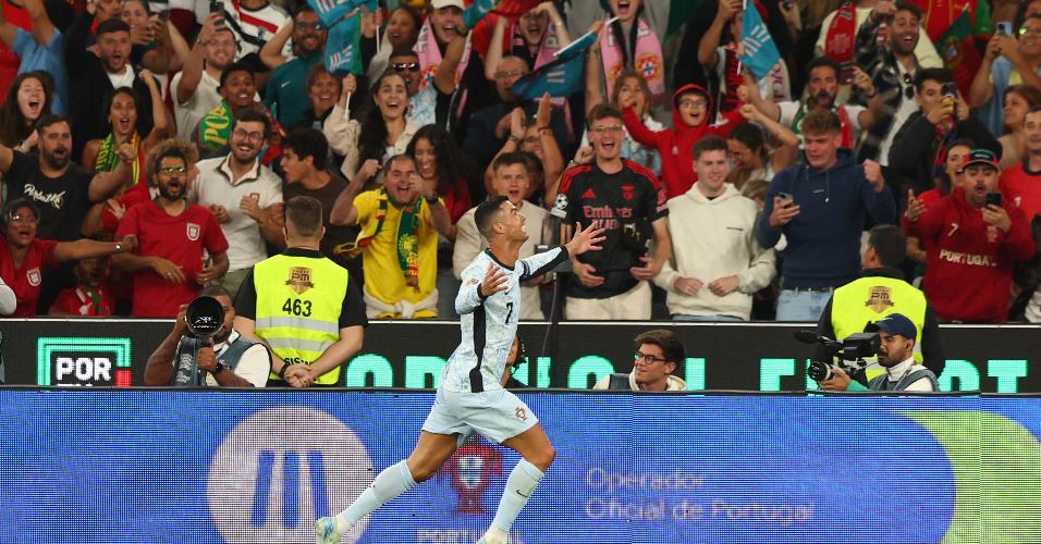 Cristiano Ronaldo comemora o 900º gol da carreira, marcado contra a Croácia