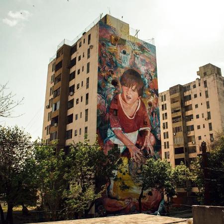 Mural em Rosário retrata Lionel Messi ainda criança segurando uma bola de futebol