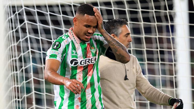 Zagueiro Natan deixou o jogo entre Betis e Celje, pela Liga Conferência, com sangramento no rosto