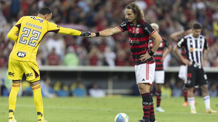 Everson, do Atlético-MG cumprimenta David Luiz após defender pênalti do zagueiro do Flamengo