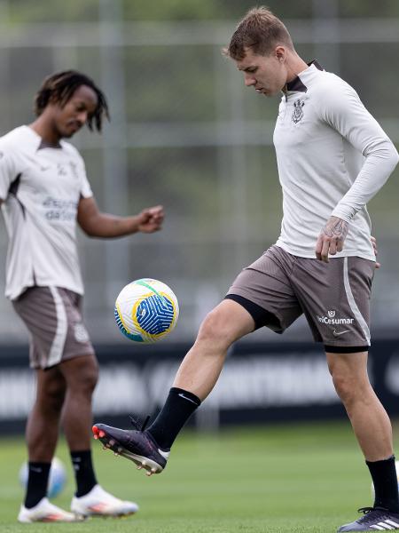 Charles, do Corinthians, durante treino no CT Joaquim Grava