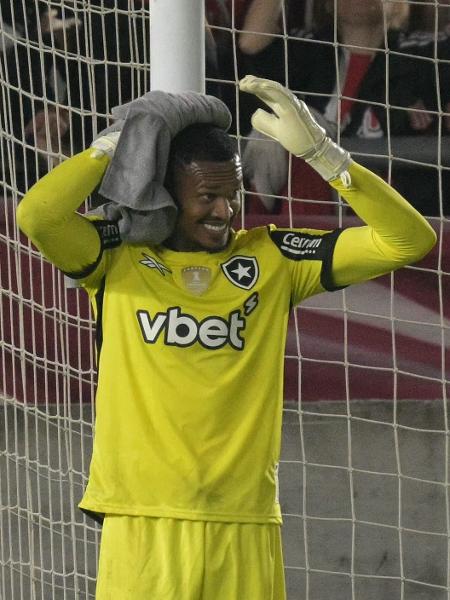 John se lamenta durante jogo entre Estudiantes e Botafogo na Libertadores John se lamenta durante jogo entre Estudiantes e Botafogo na Libertadores