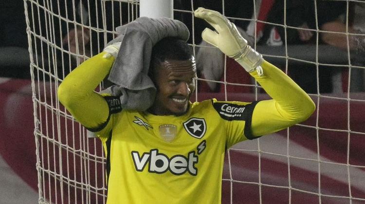 John se lamenta durante jogo entre Estudiantes e Botafogo na Libertadores John se lamenta durante jogo entre Estudiantes e Botafogo na Libertadores