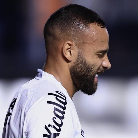 Guilherme se lamenta durante jogo entre Santos e CRB na Copa do Brasil Guilherme se lamenta durante jogo entre Santos e CRB na Copa do Brasil
