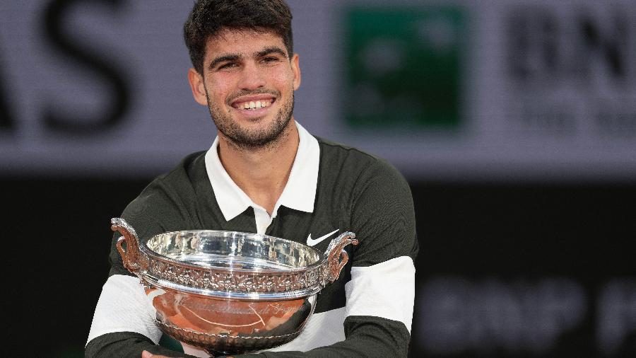 Carlos Alcaraz com o troféu de campeão de Roland Garros em 2025 Carlos Alcaraz com o troféu de campeão de Roland Garros em 2025