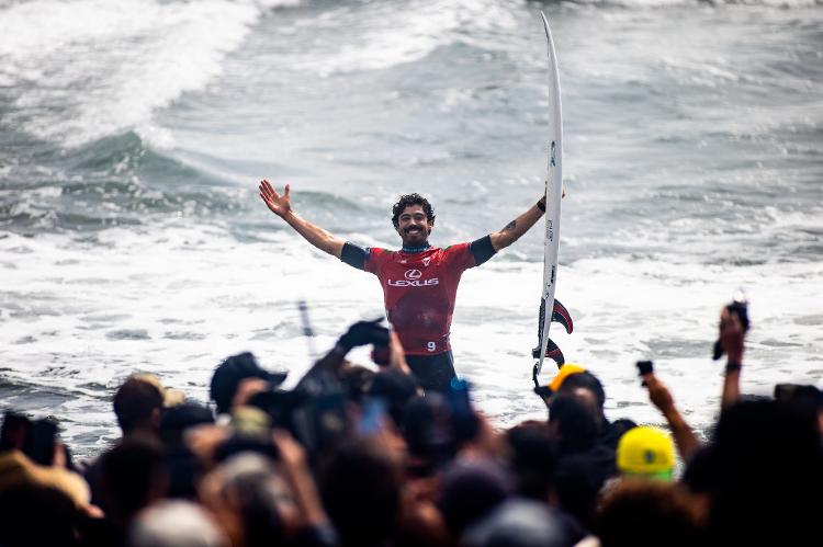 Yago Dora viert de overwinning in de Lexus Trestles Pro na het verslaan van Kanoa Igarashi